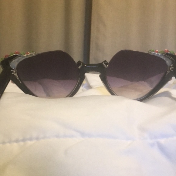 Bejeweled fun oversized Sunglasses - Picture 4 of 4
